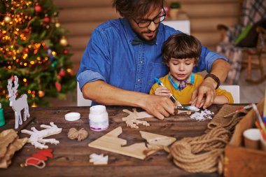Oğlum nasıl Noel oyuncaklar boya için gösterilen adam