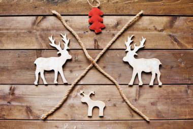 ahşap reindeers, oyuncak firtree ve halatlar