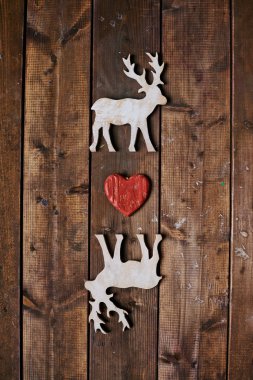 Kırmızı kalp ile reindeers