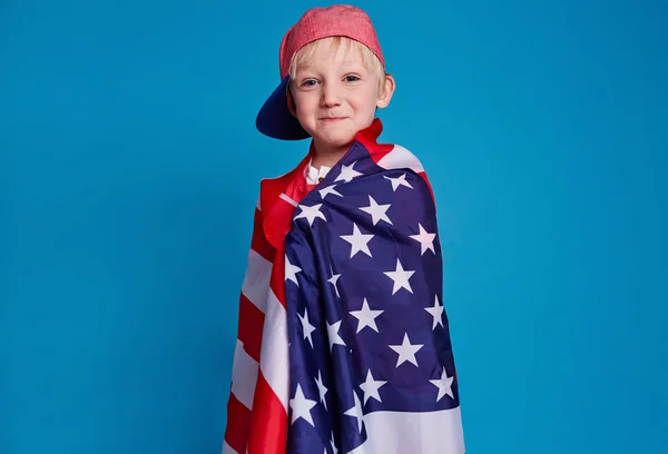 Menino embrulhado em bandeira americana — Fotografia de Stock