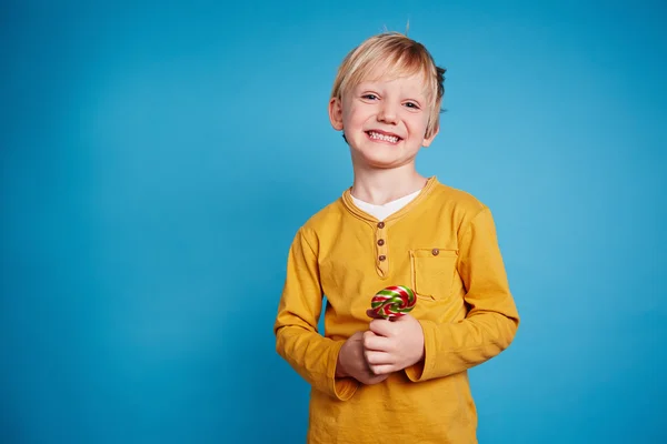 Schattige jongen met lolly — Stockfoto