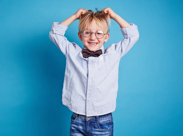 Jongen in brillen en strikje — Stockfoto