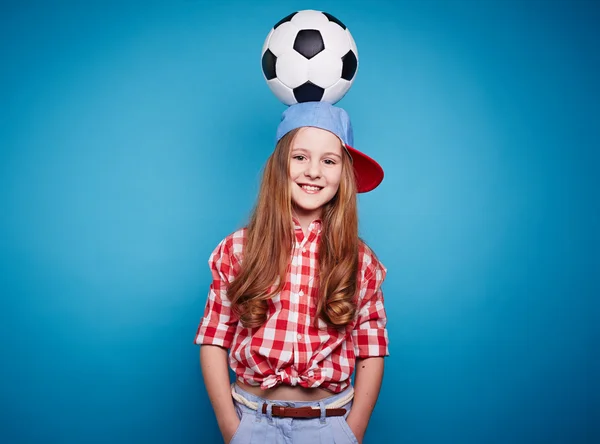 Fille avec ballon de football — Photo