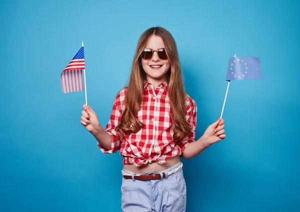 Menina com duas bandeiras — Fotografia de Stock