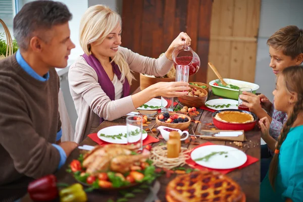 Birlikte yemek aile — Stok fotoğraf