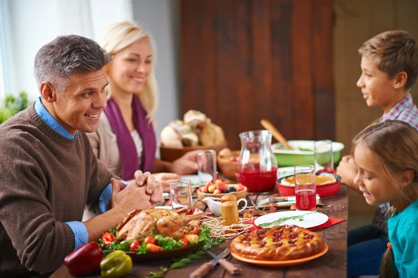 Rodina společně jídelna — Stock fotografie