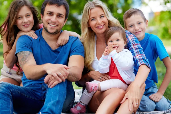 Couple heureux avec trois enfants — Photo