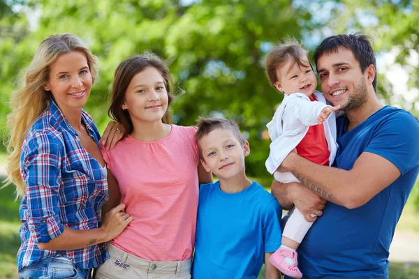 Couple heureux avec trois enfants — Photo