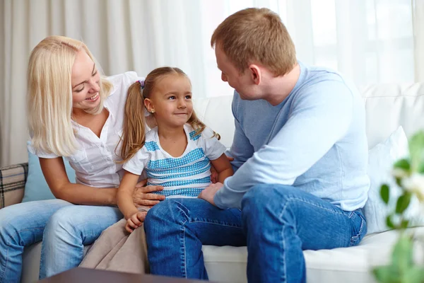 Föräldrar leker med deras dotter — Stockfoto