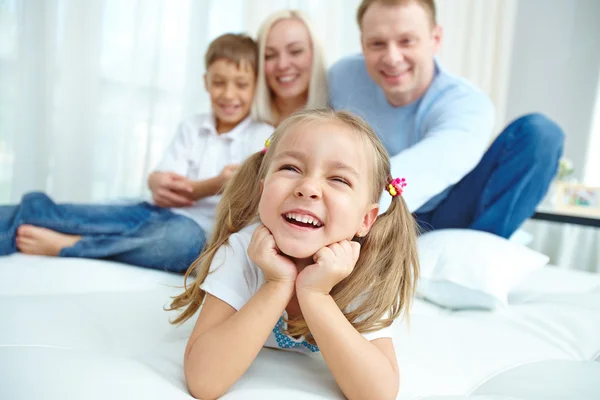 Meisje lachen met haar familie — Stockfoto