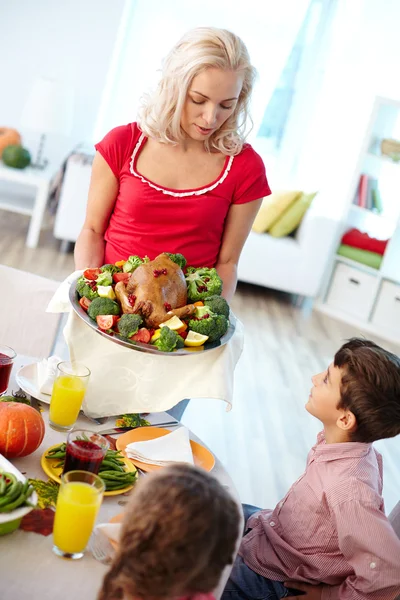 Kvinna som serverar Thanksgiving fjäderfä — Stockfoto