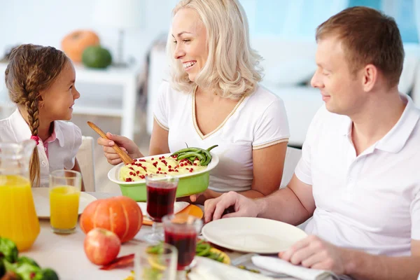 Comer con la familia — Foto de Stock