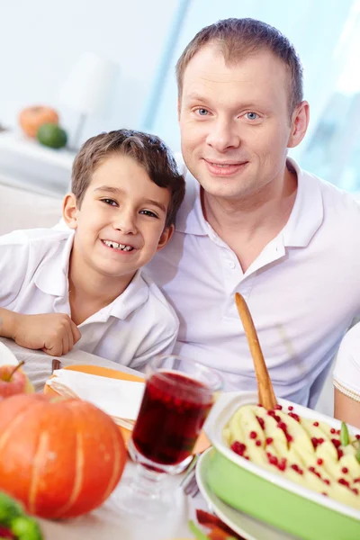 Pai e seu filho sentados à mesa de jantar — Fotografia de Stock