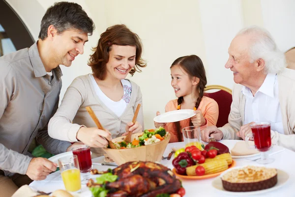 Mulher dando salada para sua filha — Fotografia de Stock