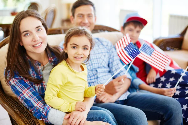 Vrouw bedrijf dochter met Usa vlag — Stockfoto