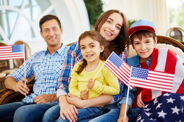 Bağımsızlık Günü'nde ailesi ile ABD bayrakları — Stok fotoğraf