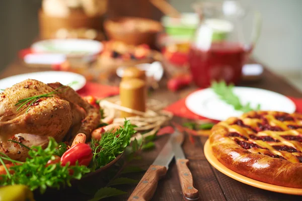 Torta e frango assado na mesa — Fotografia de Stock