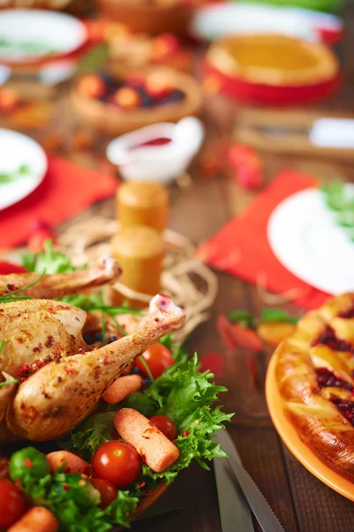 Frango assado servido para o jantar — Fotografia de Stock