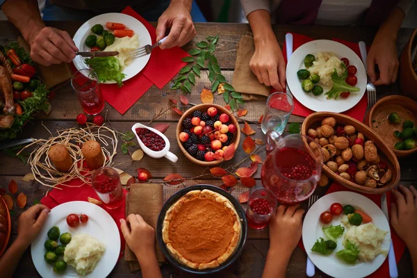 Feestelijke tabel en mensen die eten — Stockfoto