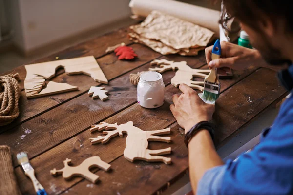 Artesano con pintura al pincel ciervo de madera —  Fotos de Stock