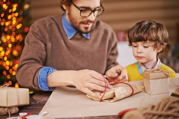 Man and his son packing xmas gifts — Stock Photo, Image
