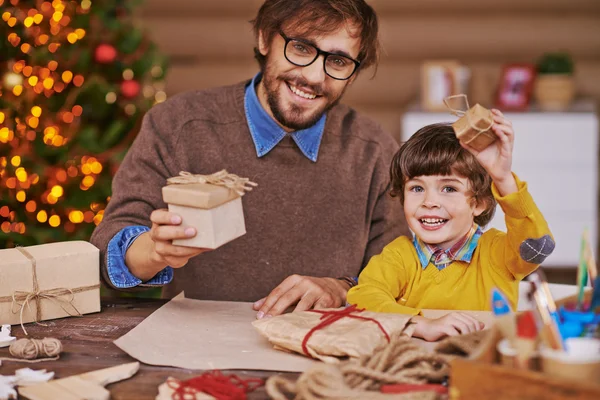 Man en kleine jongen met giftboxes — Stockfoto