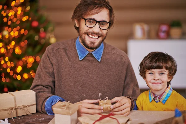 Man en zijn zoon met verpakt geschenken — Stockfoto