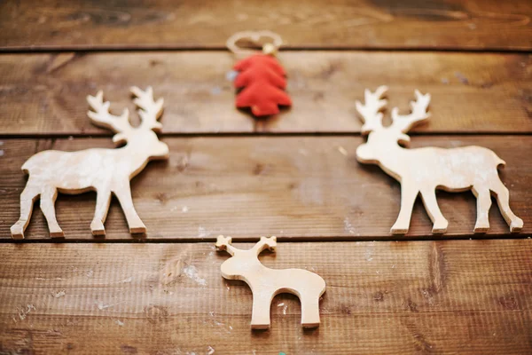 Drei hölzerne Weihnachtsrentiere — Stockfoto