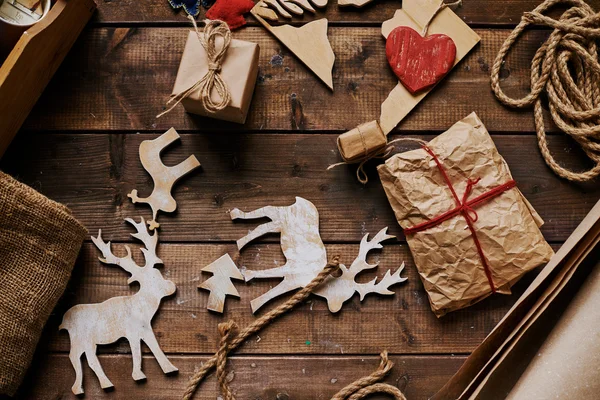 Juguetes de madera y regalos de Navidad embalados —  Fotos de Stock