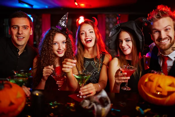 Verkapte mensen juichen op Halloween nacht — Stockfoto