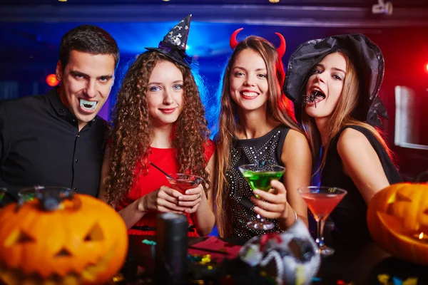 Förtäckt folk hejar på Halloween kväll — Stockfoto