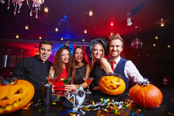 Rejtett emberek ünneplő Halloween — Stock Fotó