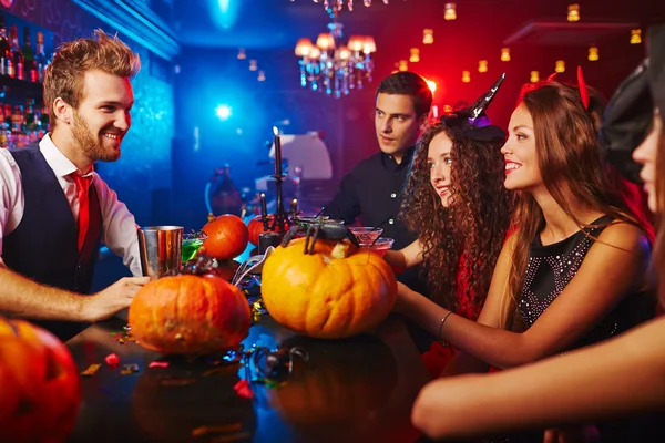 Verkapte mensen vieren Halloween — Stockfoto