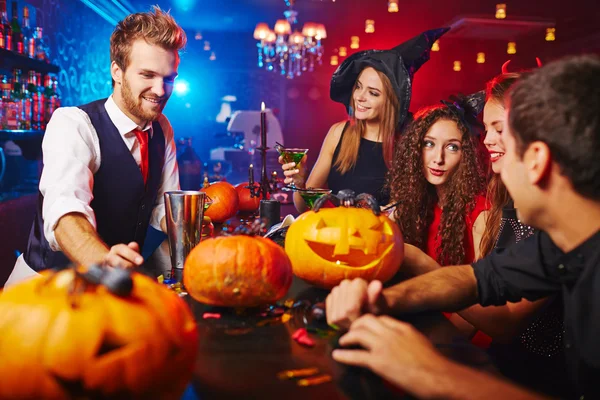 Verkapte mensen vieren Halloween — Stockfoto