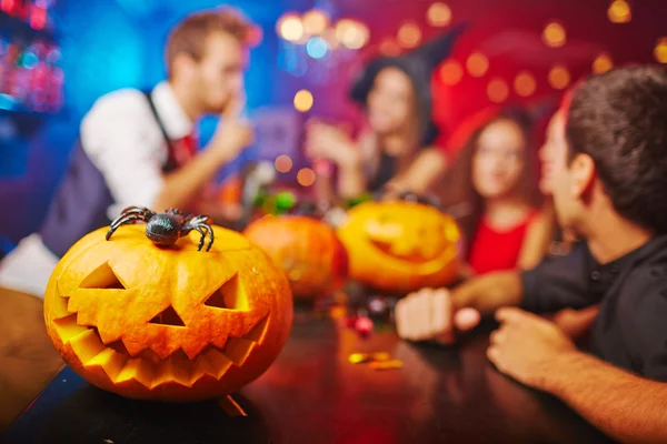 Jack-o lucerny v nočním klubu na Halloween — Stock fotografie