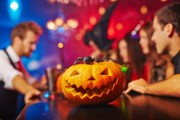 Jack-o-lantaarn in nachtclub op Halloween — Stockfoto