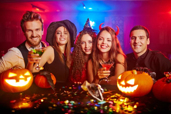 Jonge mensen juichen op Halloween — Stockfoto