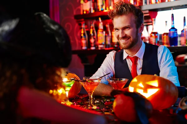 Barman serving drinks to client — Stock Photo, Image