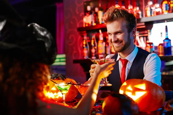 Barman drinking martini with client — Stock Photo, Image