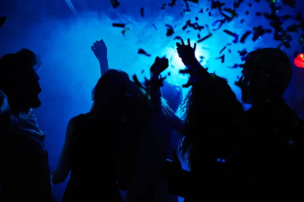 Pessoas dançando em confetes — Fotografia de Stock