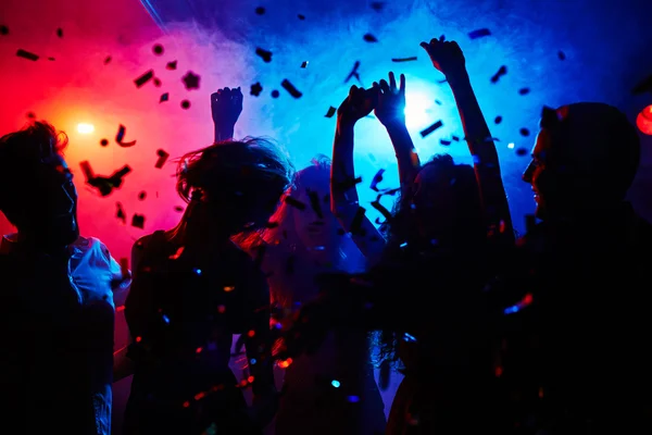 Gente bailando en confeti — Foto de Stock