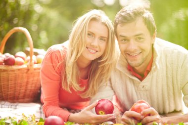 Park Kırmızı elma ile Çift