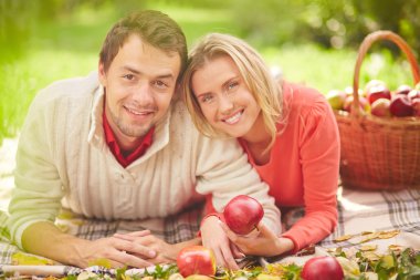 Park Kırmızı elma ile Çift