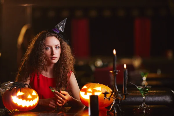 Witch met martini en Halloween pompoenen — Stockfoto