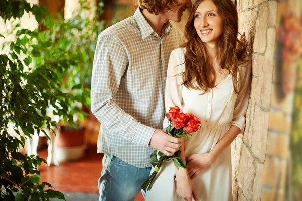 Flickan och hennes pojkvän med massa rosor — Stockfoto