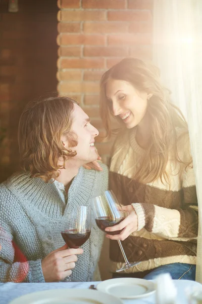 Mladý pár s červeným vínem — Stock fotografie