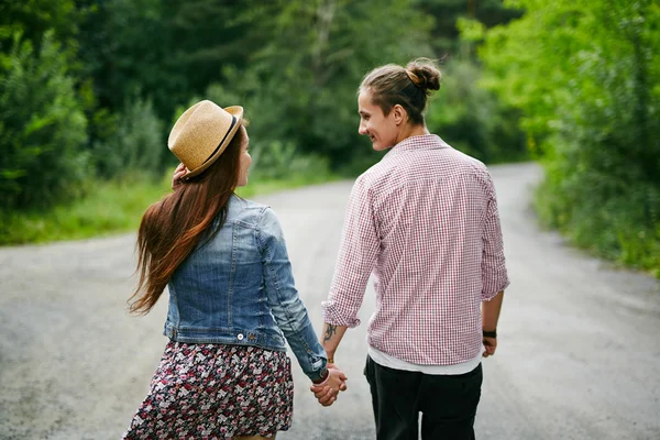 Jonge datums wandelen in het park — Stockfoto