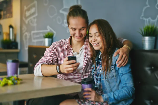 Побачення з мобільним телефоном, що сидить у кафе — стокове фото
