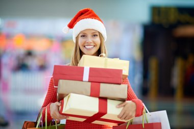 santa şapka hediye kutuları ile kadın