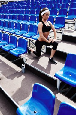 stadyumda kadın pratik fitness